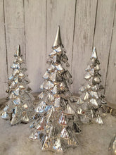 NYHET. Stort juletre i keramikk ,sølvkrom 11,7 x 23 cm