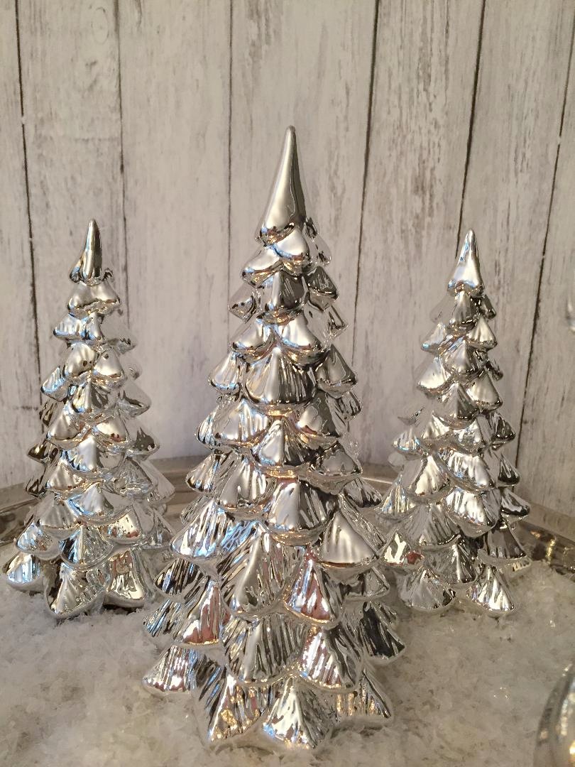 NYHET. Stort juletre i keramikk ,sølvkrom 11,7 x 23 cm