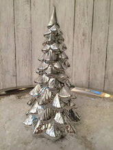 NYHET. Stort juletre i keramikk ,sølvkrom 11,7 x 23 cm